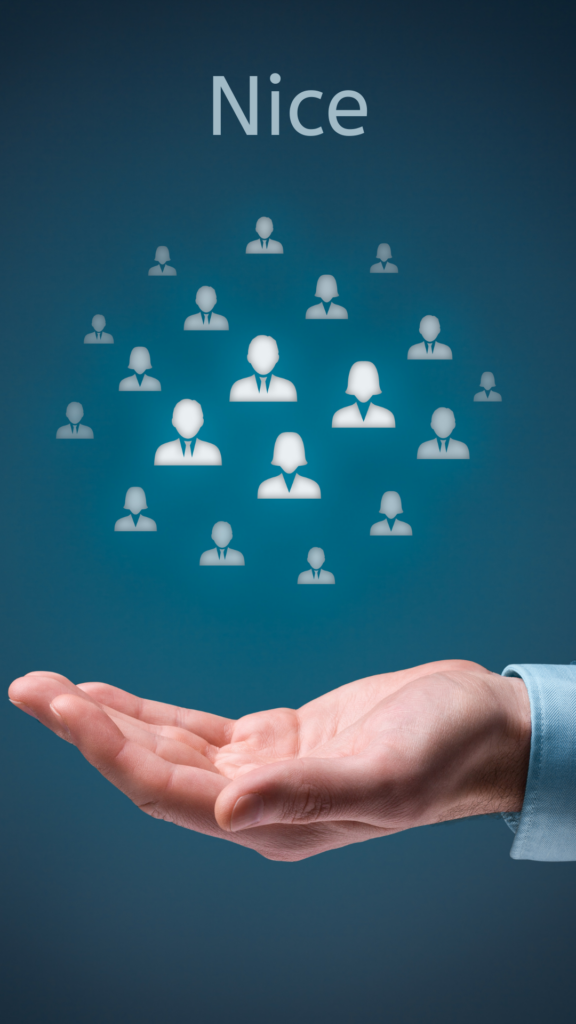 Hand met mensen icoontjes erboven Ki Kundenzufriedenheit